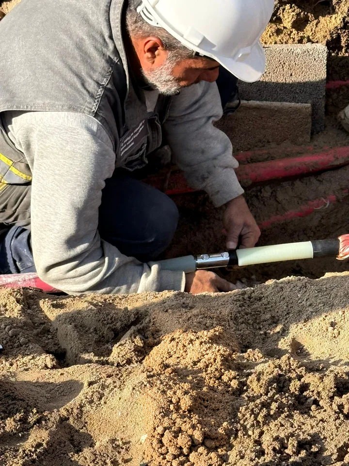 Sahada mekanik kablo konnektörü montajı